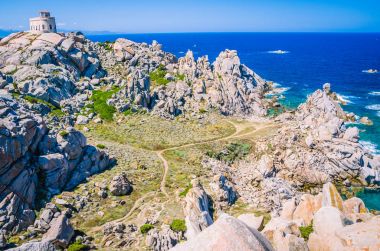 Capo Testa Kuzey Sardinya, büyük Granit kayalar önünde Beyaz feneri