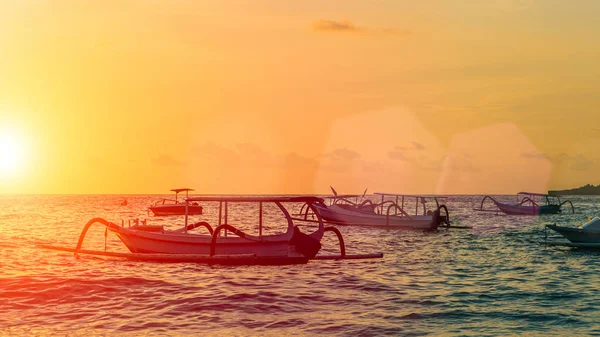 Coucher de soleil avec des bateaux au premier plan, Nusa Penida, Indonésie — Photo