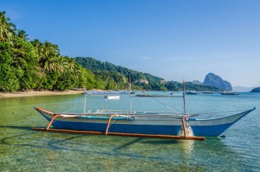 Filipinler, El Nido 'daki kumlu Corong Sahili' nde geleneksel banka teknesi.