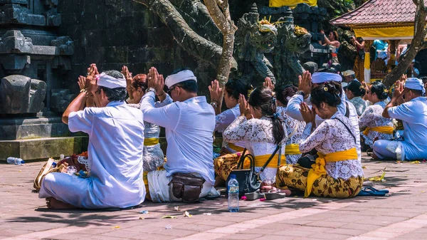 GOA LAWAH, BALI, INDONESIA - 3 novembre 2016: preghiera balinese in cerimonia al tempio di Pura Goa Lawah, Bali, Indonesia — Foto Stock
