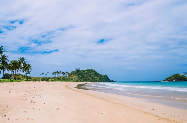 Palmy na Nacpan Beach na slunečný den. Coron, Palawan, Filipíny — Stock fotografie