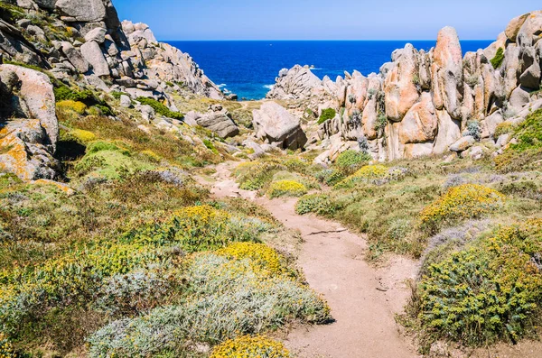 Sendero a pie entre extrañas formaciones rocosas de granito en Capo Testa, Cerdeña, Italia — Foto de Stock