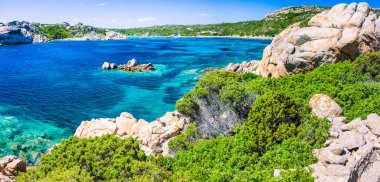 Zümrüt yeşil deniz suyu ve kayalar Maddalena sahil Adası, Sardunya, İtalya