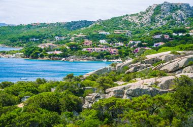 Beyaz evler ve kiremit çatılar Porto Rafael, Palau, Sardunya, İtalya'nın güzel costline