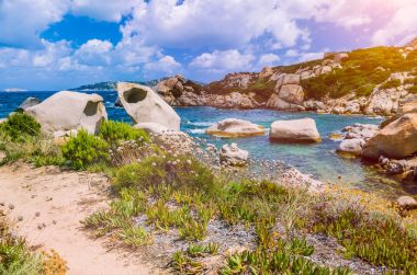 Yakındaki Costa Serena Cala Scilla evle kumtaşı kayalara sea, Sardunya, İtalya
