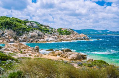 Granit kayalar yakınındaki Costa Serena, Sardunya, İtalya ile rüzgarlı costline