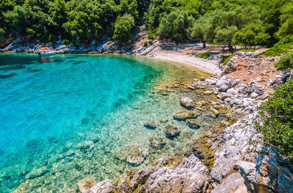 Imbarcazione turistica ancorata in una baia color turchese, isola di Cefalonia, Grecia — Foto Stock