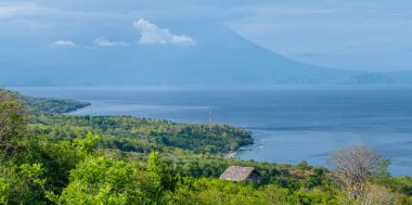 Güzel akşam görünümünden St. Agung Vulcano için Bali Nusa Penida Adası. Bulutlar tarafından kısmen kaplı. Endonezya