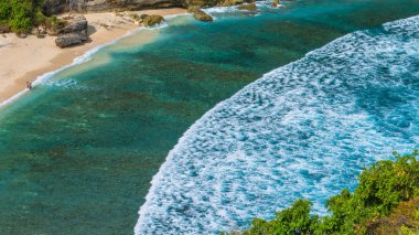 Beyaz uzun dalgalar, Nusa Penida, Bali, Endonezya güzel Atuh plajda Çift