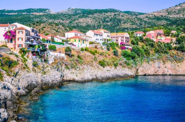 Assos Köyü yapı üzerinde kayalıklarla Kefalonia, Yunanistan