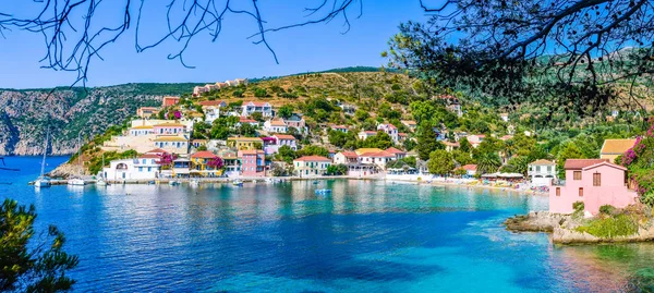 Assos falu gyönyörű kék öböl, Kefalonia, Görögország — Stock Fotó