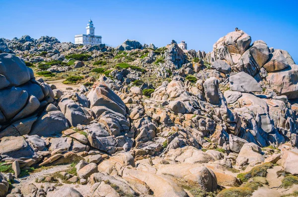 Capo Testa Kuzey Sardinya, Hudge Granit kayalar önünde Beyaz feneri — Stok fotoğraf