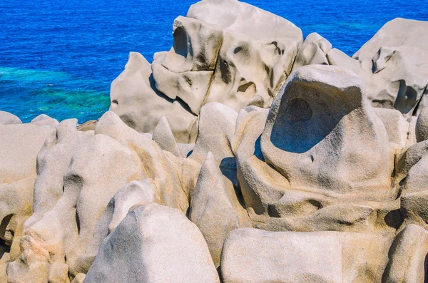 Gránit sziklák a Capo Testa napsütéses napon a következő látnivaló közelében: Santa di Gallura, Szardínia, Olaszország — Stock Fotó