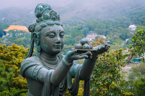 Bronzen boeddhistische beelden prees en het aanbod aan de Tian Tan Buddha - Big Buddha — Stockfoto