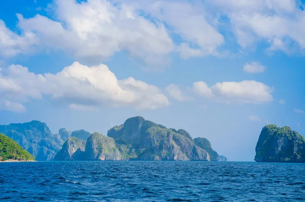 Krásné skalnaté ostrovy kolem El Nido, Filipíny — Stock fotografie