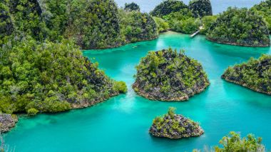 Grup Painemo ada çevrili Blue Lagoon, okyanus, Raja Ampat, Batı Papua, Endonezya
