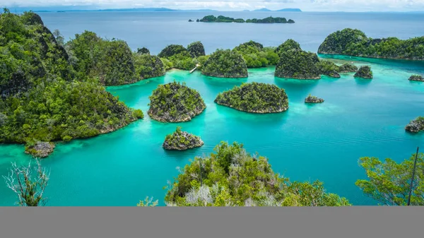 Painemo Island, Blue Lagoon, Raja Ampat, West Papua, Indonesië — Stockfoto