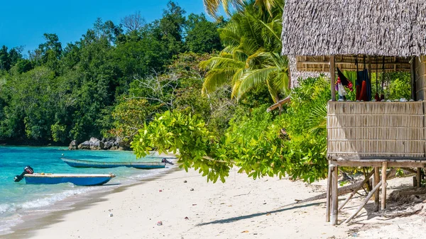 Cabaña de bambú bajo palmeras de una casa de familia en Gam Island, Papúa Occidental, Raja Ampat, Indonesia — Foto de Stock