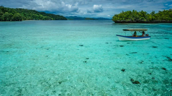 Hermosa laguna azul cerca de Kordiris Homestay, Gam Island, Papúa Occidental, Raja Ampat, Indonesia — Foto de Stock