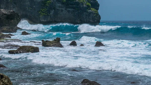 Ocean Waves na costa de Tembeling na ilha Nusa Penida, Bali Indonesia — Fotografia de Stock