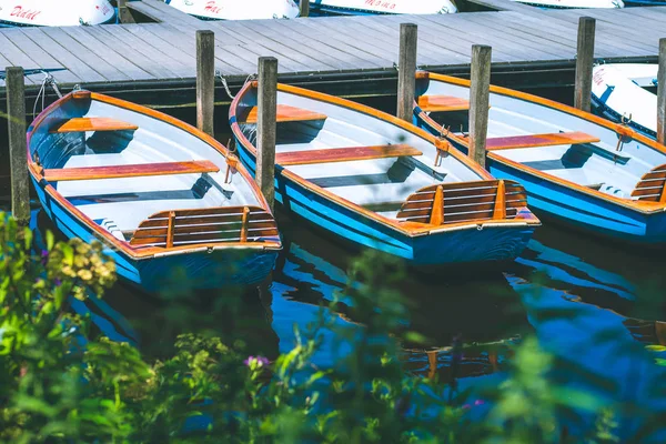 Paddle boat on pier waiting for tourist. Alster lake. Hamburg — Stock Photo, Image