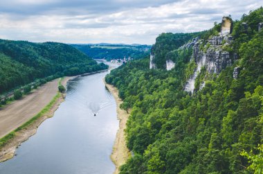 Elbe Nehri ile küçük köyün önünde Bastei kumtaşı kaya Sakson İsviçre, Dresden, Almanya