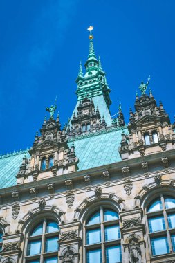 Yakın çekim ayrıntılarını dikey Belediye Binası kuleleri. Hamburg, Almanya