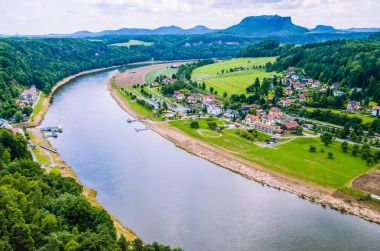 Küçük köy ve Elbe Nehri grup önünde Bastei kumtaşı kaya Sakson İsviçre, Dresden, Almanya