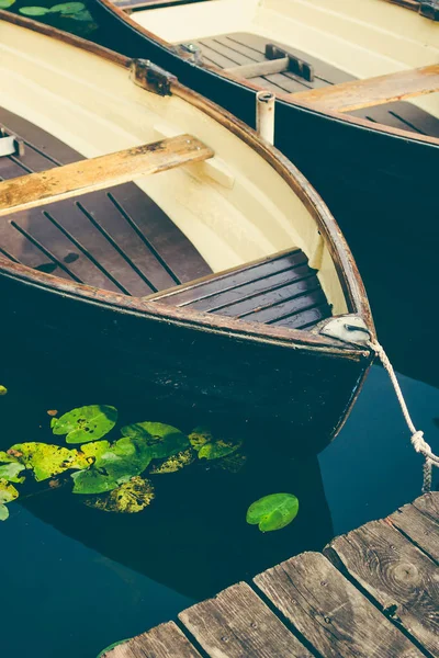 Прокат прогулочного катера на берегу озера. Муниципальный городской парк. Гамбург — стоковое фото