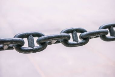 Paslı Demir zinciri parlak arka plan üzerinde kapat