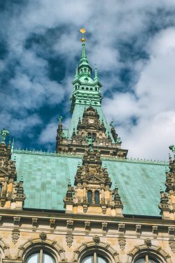 Yakın çekim ayrıntılarını dikey Belediye Binası kuleleri. Hamburg, Almanya