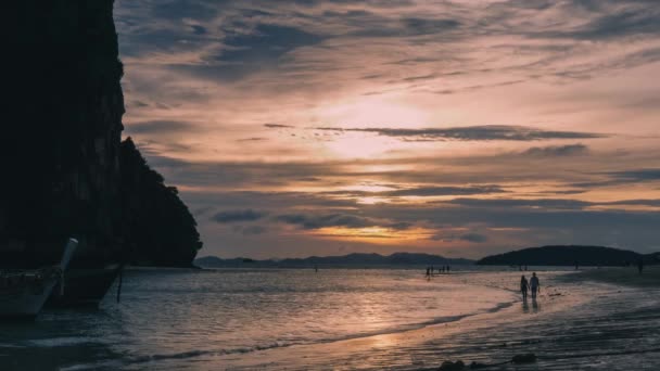 Jung Çifti Sahilde Yürüyor. Gün batımı. Tayland. — Stok video