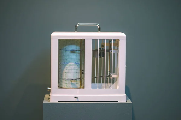 Depremler ölçmek için seismological aygıt. Sismograf deprem kağıt ölçme gökyüzünde kaydeder. Deprem dalgası üzerinde grafik kağıdı