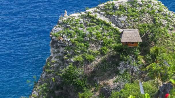 Hut a View bod na okraji útesu v severním pobřeží Nusa Penidy, Bali, Indonésie — Stock video