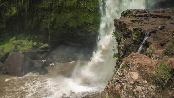 Водопад Тегенунган возле Убуд-Бали. Водопад ударяет по поверхности воды. Одно из лучших мест для посещения на Бали — стоковое видео