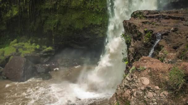 Tegenungan waterval in de buurt van Ubud Bali. Waterval raken wateroppervlak. Een van de beste plekken voor bezoek in Bali — Stockvideo