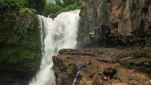 Tegenungan waterval in de buurt van Ubud Bali. Waterval raken wateroppervlak. Een van de beste plekken voor bezoek in Bali — Stockvideo