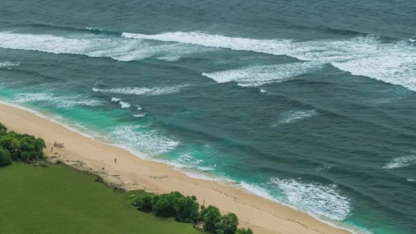 Wellenbewegungen an der Küste von Nunggalan, Uluwatu, Bali, Indonesien — Stockvideo