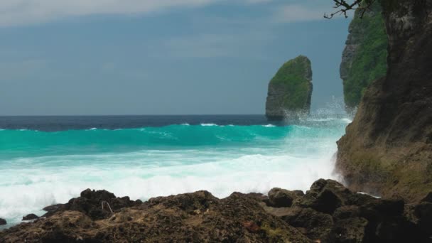 Rock en la costa de Tembeling. Océano Ondas que se mueven hacia la costa en Nusa Penida islan. Bali Indonesia — Vídeos de Stock