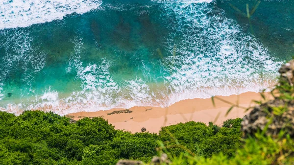 Vista aérea do rolamento turquesa ondas do oceano sobre pura praia de areia clara no dia ensolarado. Rodeado pela exuberante selva verde — Fotografia de Stock