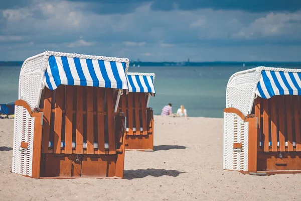 Fargerike stoler med tak på stranden i Travemunde, Tyskland – stockfoto