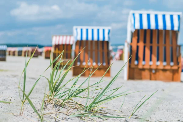 Blurred coloridas sillas de playa techadas en la playa de arena en Travemunde, Alemania — Foto de Stock