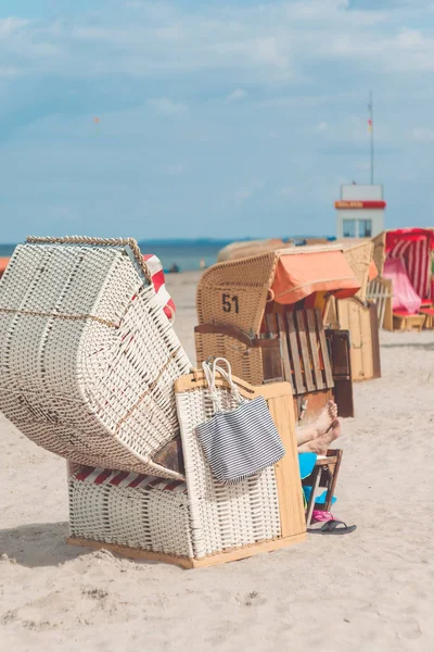 Sillas cubiertas abiertas con turista en la playa de arena en Travemunde, Alemania — Foto de Stock