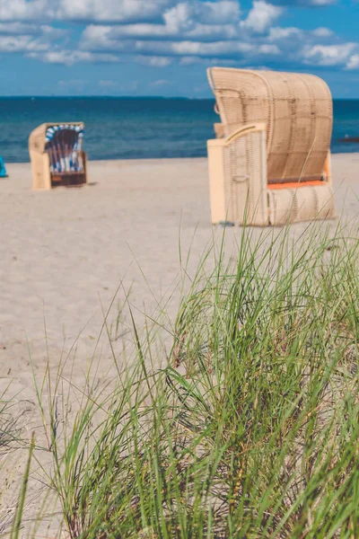 Playa de arena y sillas de playa de madera tradicionales. Norte de Alemania, en la costa del Mar Báltico — Foto de Stock