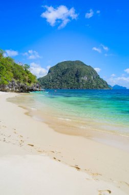 Sandy beach temiz su, El Nido Palawan, Filipinler bir geleneksel banca tekne ile