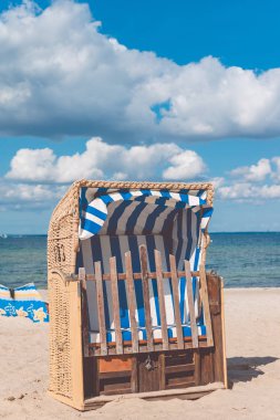 Kilitli beach Travemunde koltuklarda tavanlı. Güzel bulutlar gökyüzünde. Almanya