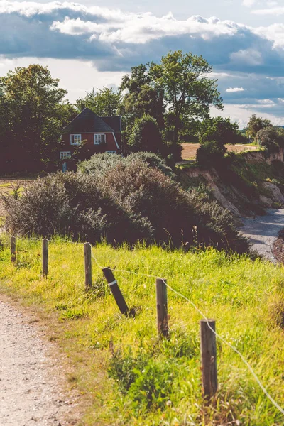 Baltic coastline. Escarpment slope lead to pebble beach. People walking along the shore hanseatic City of Luebeck - Travemuende, Germany — Stock Photo, Image