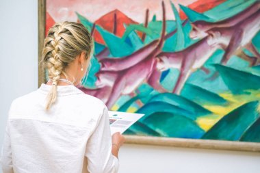 Hamburg, Almanya - 9 Temmuz 2017: Hamburg Kunsthalle Sanat Müzesi. Jung kadının önünde resim