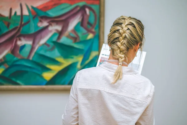 Hamburg, Almanya - 9 Temmuz 2017: Hamburg Kunsthalle Sanat Müzesi. Jung kadın Sergisi resim hakkında bilgi