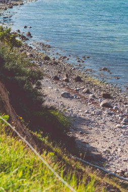 Baltık Sahili. Eğimli yüzey yamaç yol çakıl plajı. Baltık Denizi defne. Mantova - Travemuende, Almanya